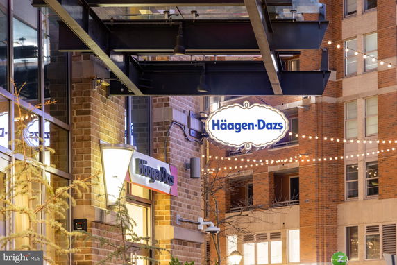 Front view of a building with a Häagen-Dazs sign and decorative lighting.
