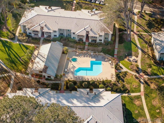 Aerial view of residential complex with a central swimming pool.
