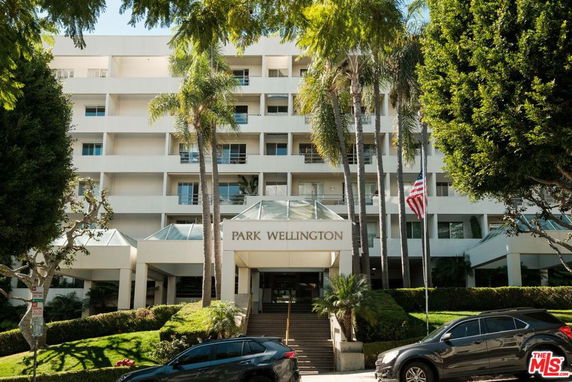 Front view of a multi-story building with balconies and a main entrance labeled 'Park Wellington'.