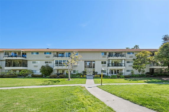 Front view of a three-story building with balconies.
