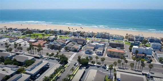 Panoramic view of a coastal area with houses and a beach.