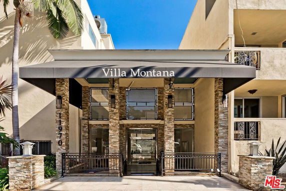 Front view of a building entrance with columns and awning labeled 'Villa Montana'.
