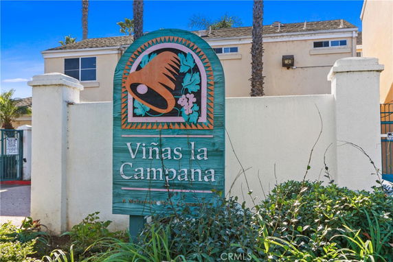 Front view of a residential building with a sign reading 'Viñas la Campana'.