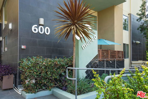 Front view of a modern building with a number 600 and the name 'museo' on the wall.