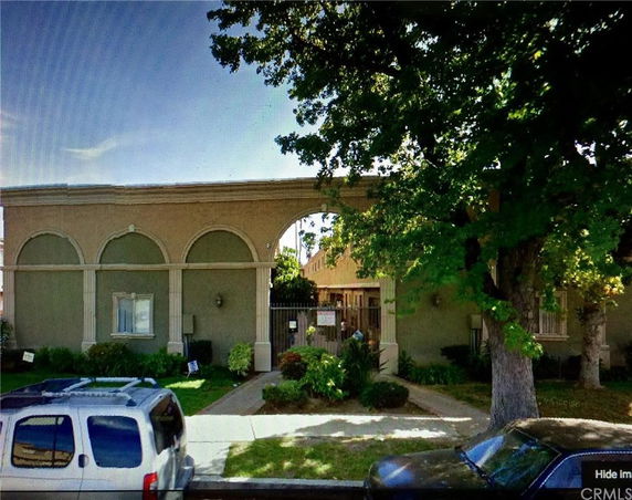 Front view of a single-story house with an arched gate entrance.