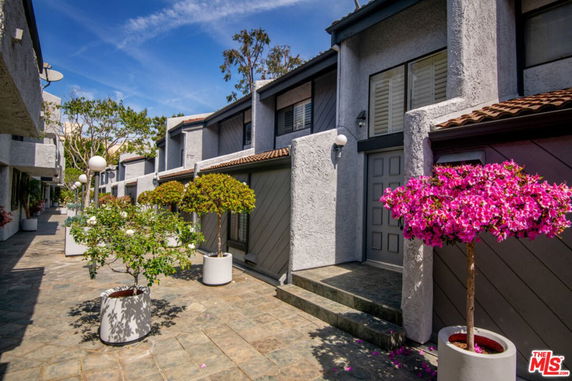 Front view of a row of two-story townhouse units with a modern design.