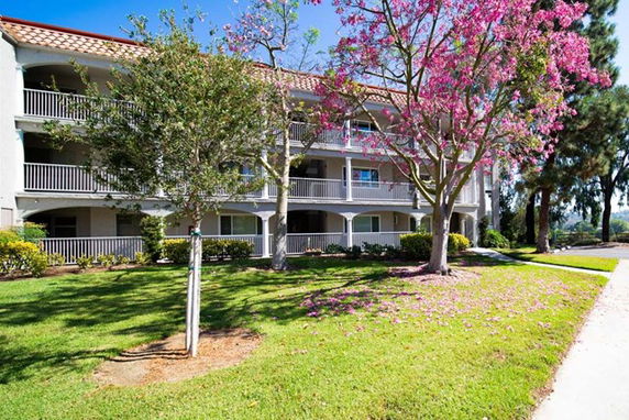Front view of a three-story residential building with balconies.