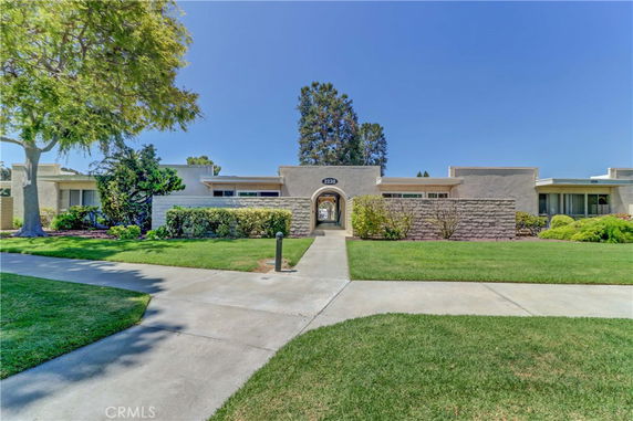 Front view of a single-story house with an arched entrance.