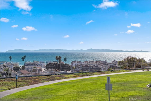 Wide angle view of the ocean and surrounding buildings.