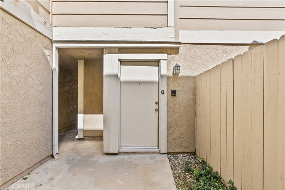 Front view of a residential entrance with a door marked 'G'.