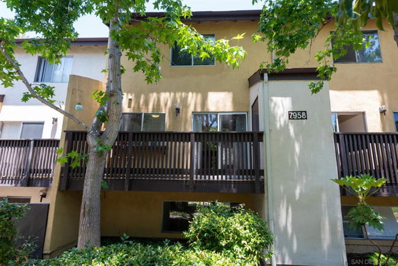 Front view of a two-story building with a balcony and house number 7958.