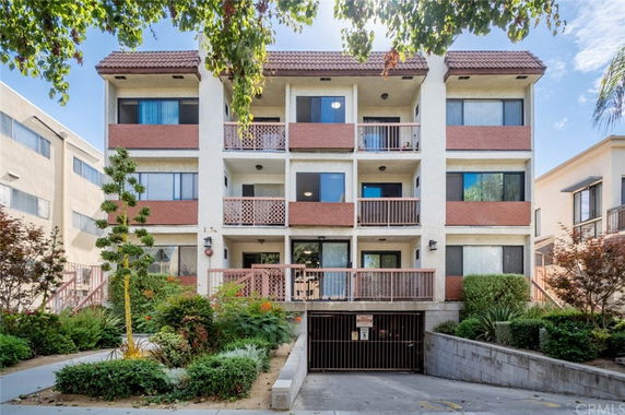 Front view of a three-story residential building with balconies.
