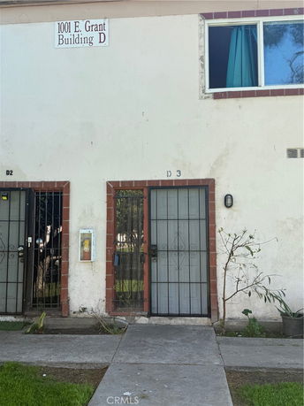 Front view of a building with two doors labeled D2 and D3, and a window above.
