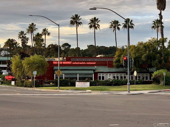 Front view of a commercial building with a seafood market and restaurant.
