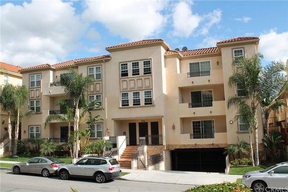 Front view of a three-story residential building with balconies.