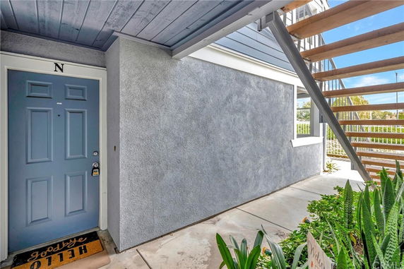 Entrance view of a residential unit with a blue door labeled 'N'.