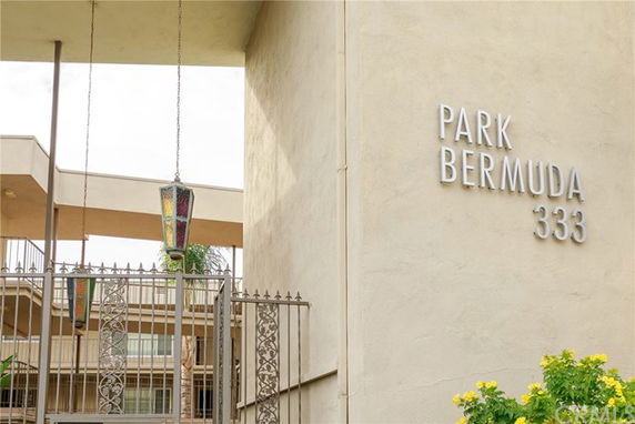 Front view of a building with the name 'Park Bermuda 333' displayed.