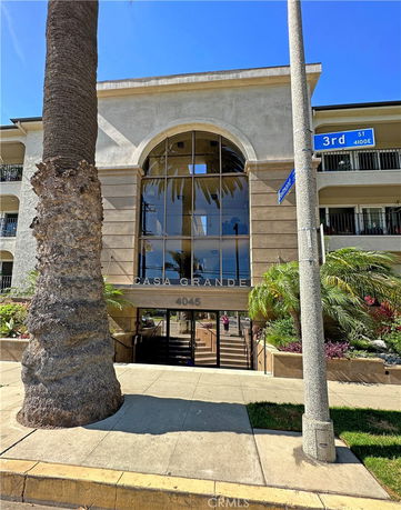 Front view of a building with large arched windows and an entrance labeled 'Casa Grande'.