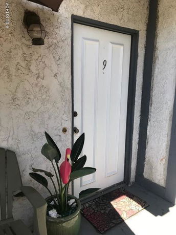 Front view of an entrance door with the number 9.