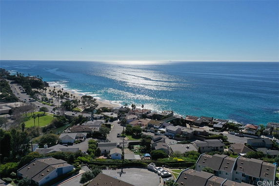 Panoramic view of a coastal area with houses and the ocean.