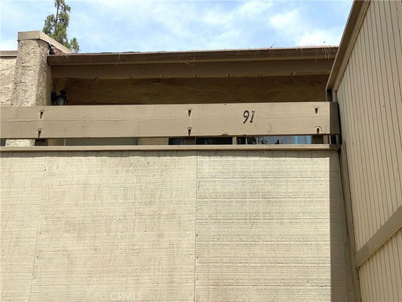 Front view of a building with beige facade and a marked number 91.
