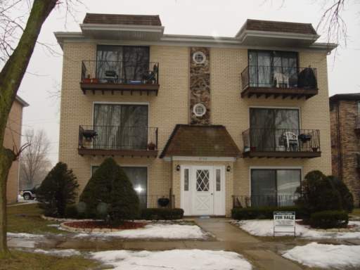 Front view of a three-story building with balconies.