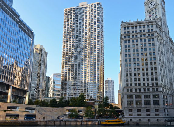 Front view of a tall city skyscraper.