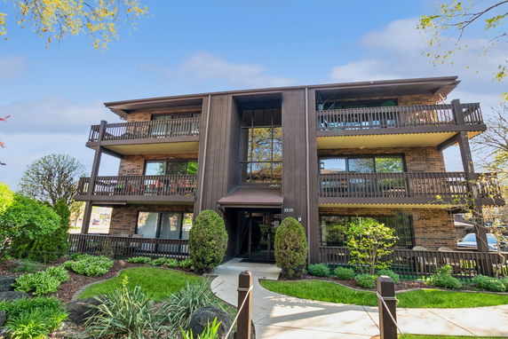 Front view of a three-story residential building with balconies.