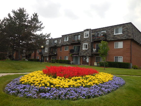 Front view of a three-story residential building with balconies.