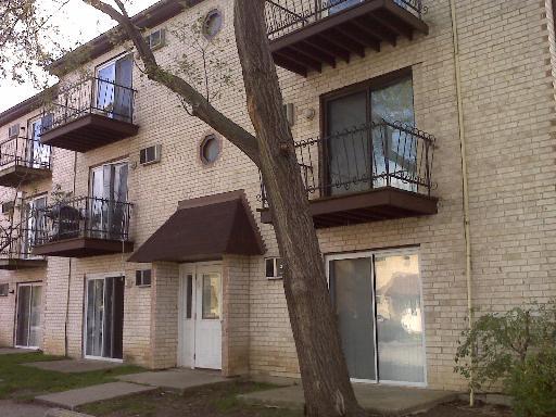 Front view of a three-story building with balconies.