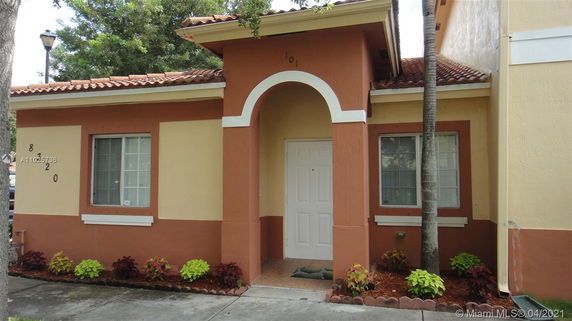 Front view of a single-story house with an arched entrance.