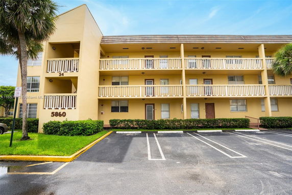 Front view of a three-story residential building with balconies.