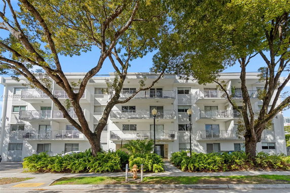 Front view of a four-story residential building with balconies.