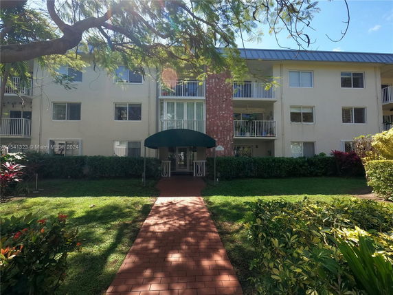 Front view of a three-story residential building with balconies.