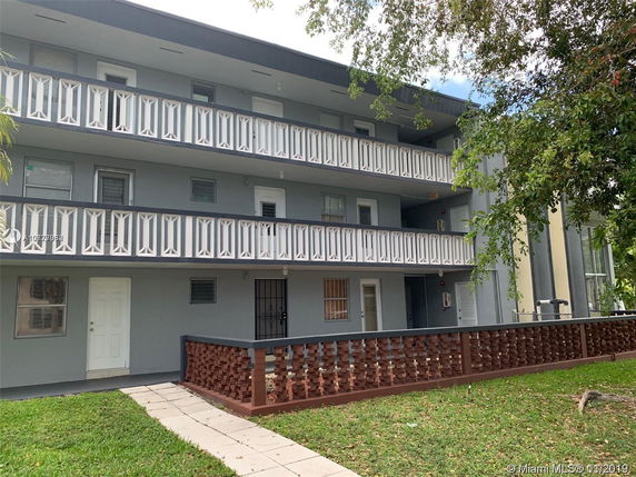 Front view of a three-story residential building with balconies.