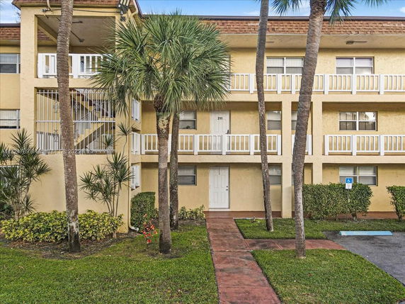 Front view of a three-story apartment building with balconies.
