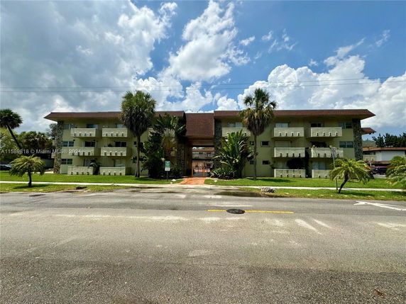 Front view of a three-story residential building with balconies.