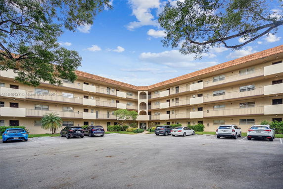Front view of a four-story apartment building with balconies.