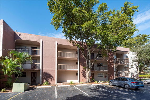 Front view of a three-story residential building with balconies.