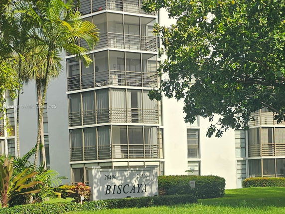 Front view of a multi-story building with balconies and a sign labeled 'Biscaya'.