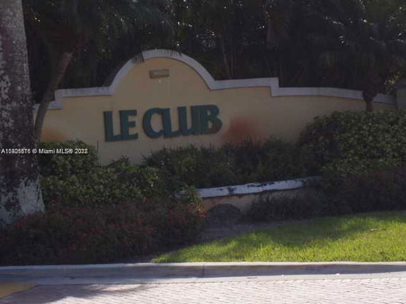 Image showing a sign with the text 'LE CLUB' at the entrance of a property.