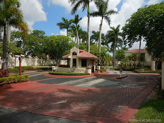 Entrance gate of a residential community with a small guardhouse.
