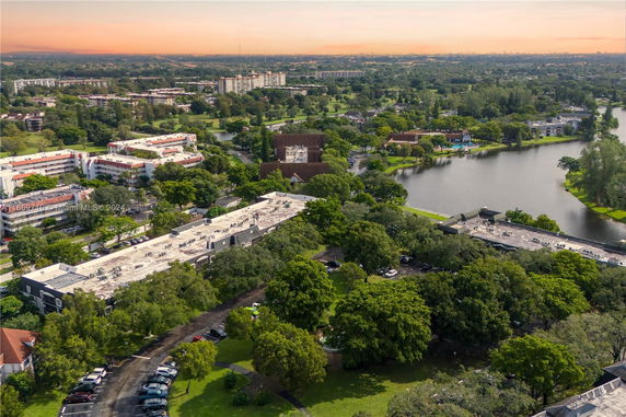 Panoramic view of a residential area with buildings and a lake.
