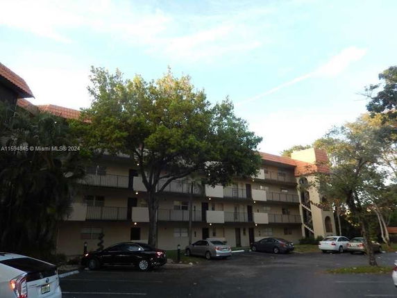 Front view of a three-story residential building with balconies.