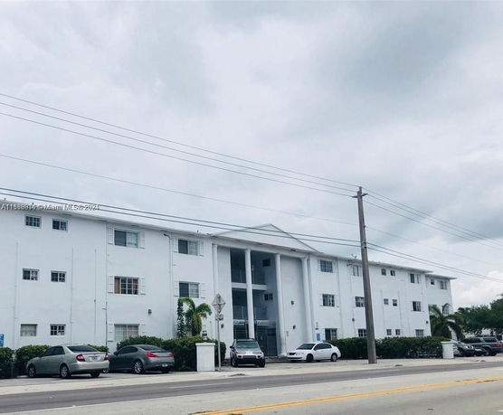 Front view of a three-story residential building with columns at the entrance.