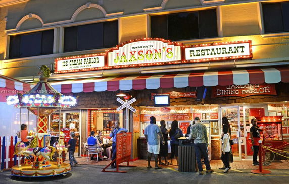 Front view of a restaurant and ice cream parlor with a colorful decoration.