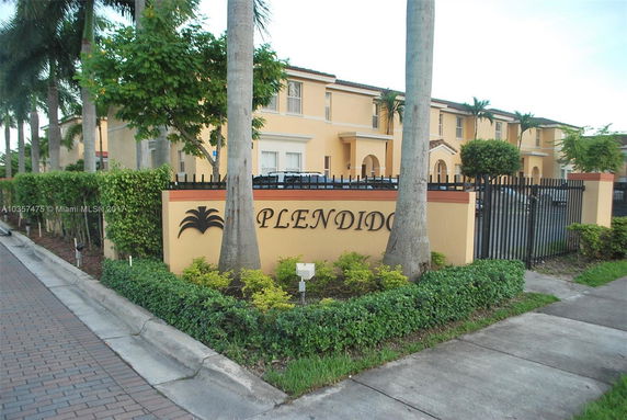 Front view of a residential building complex with the name 'PLENDIDO' on a sign.