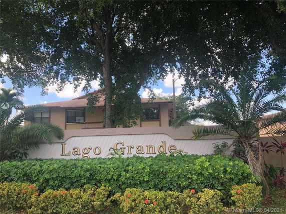 Front view of a two-story residential building with a sign reading 'Lago Grande'.