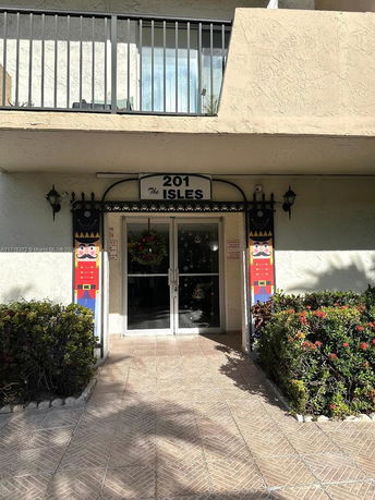Main entrance of a building with a balcony above.