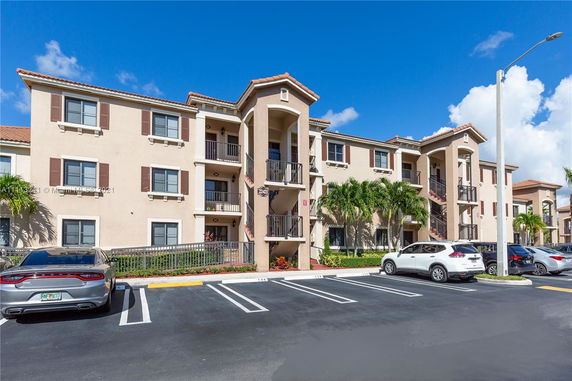 Front view of a three-story residential building with balconies.
